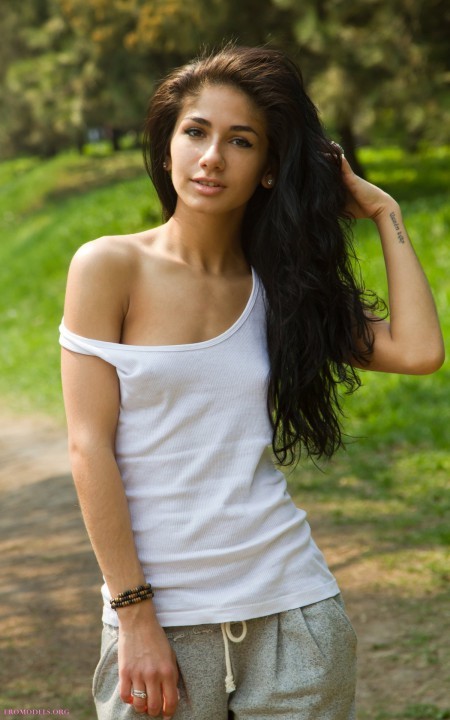 Сенсуальная Малинка в летнем лесу