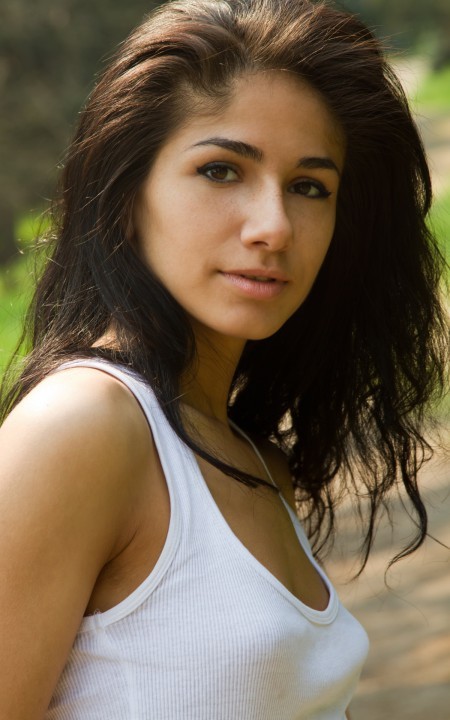 Сенсуальная Малинка в летнем лесу