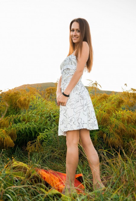 Летняя радость: Маша в природе