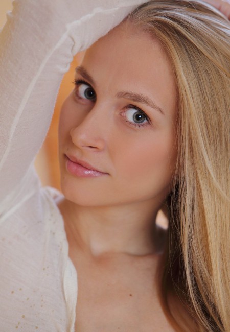 Соблазнительная блондинка Пенелопа в домашней обстановке