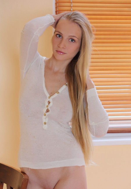 Соблазнительная блондинка Пенелопа в домашней обстановке