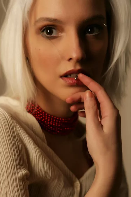 Изысканная блондинка Кира в фото-сете