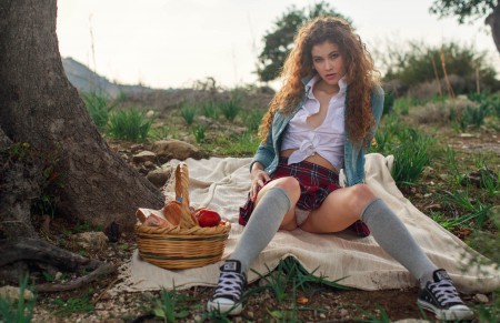 Эротический пикник с Адель в природе