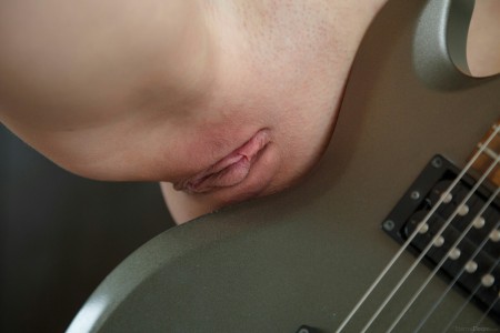 Мила Азул: Музыкант с гитарой