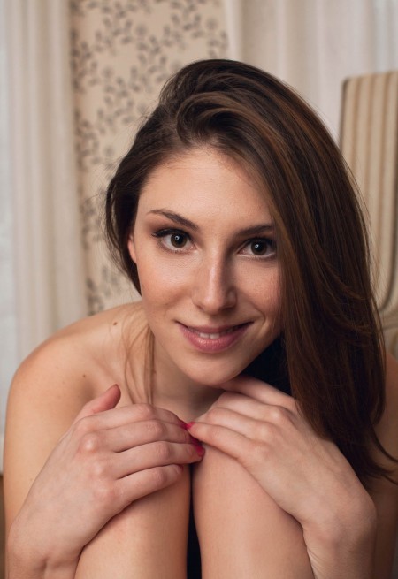 Искромётная красавица-модель в соблазнительной позе