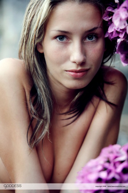 Летняя чувственность: Яннетта A на природе