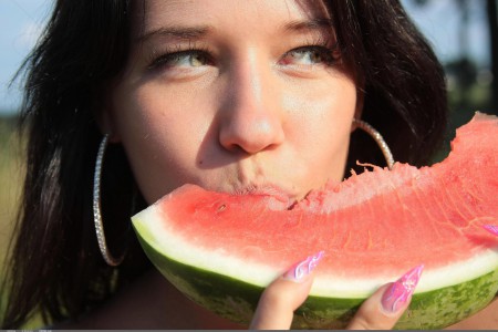 Летняя свежесть: Сексуальная Сабина в природе