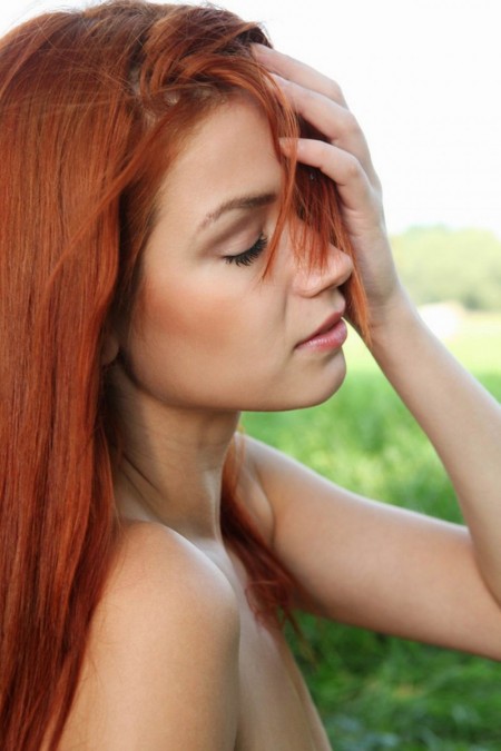 Летняя нежность: обнаженная Матильда в лесу