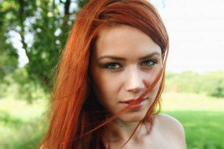 Летняя нежность: обнаженная Матильда в лесу