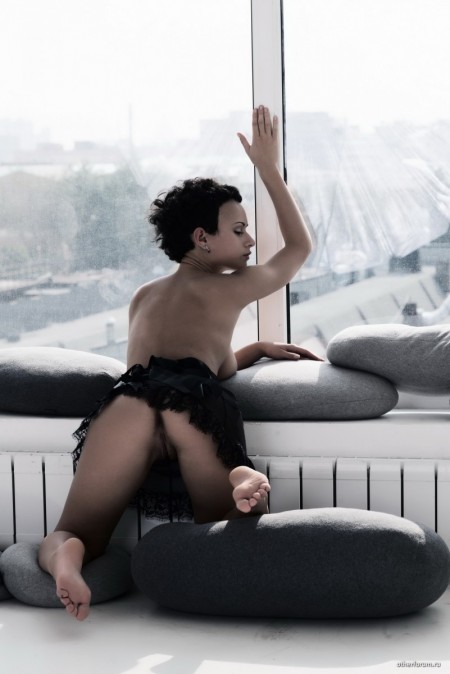 Памми Ли: Эротика у окна