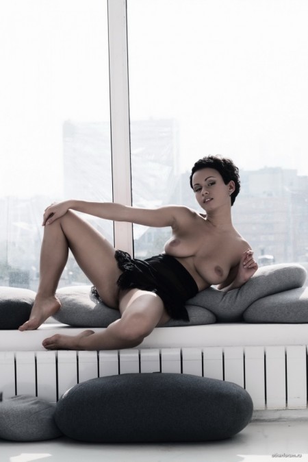 Памми Ли: Эротика у окна