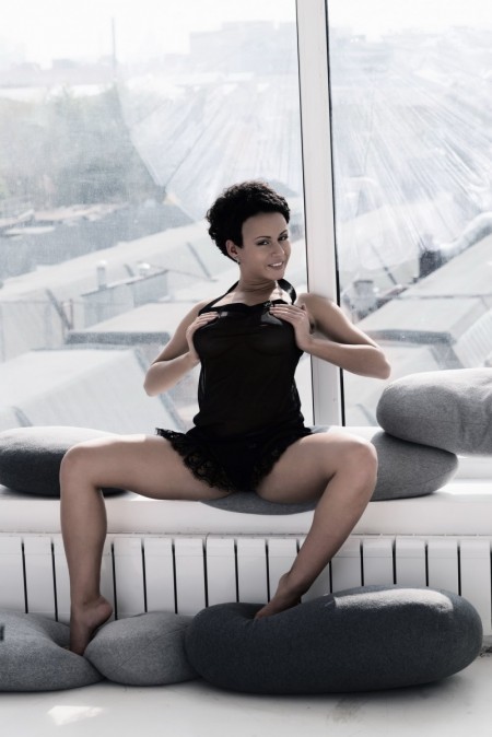 Памми Ли: Эротика у окна