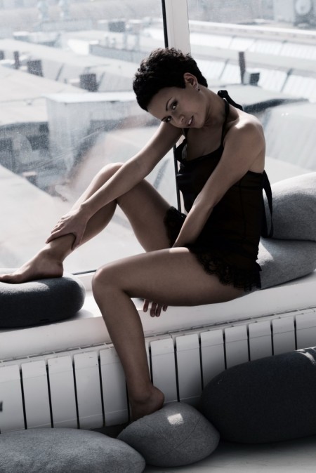 Памми Ли: Эротика у окна