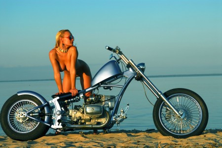 Дария Б в съемке на мотоцикле