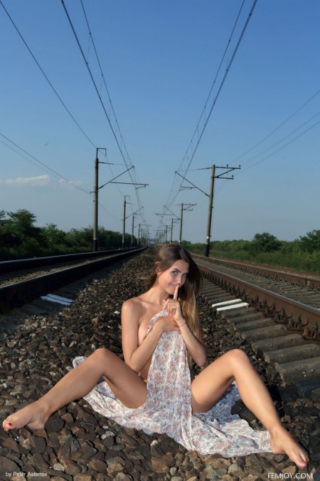 Летний эротический фотосет на железнодорожных путях