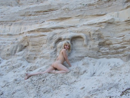 Летний отдых: счастливая блондинка на пляже