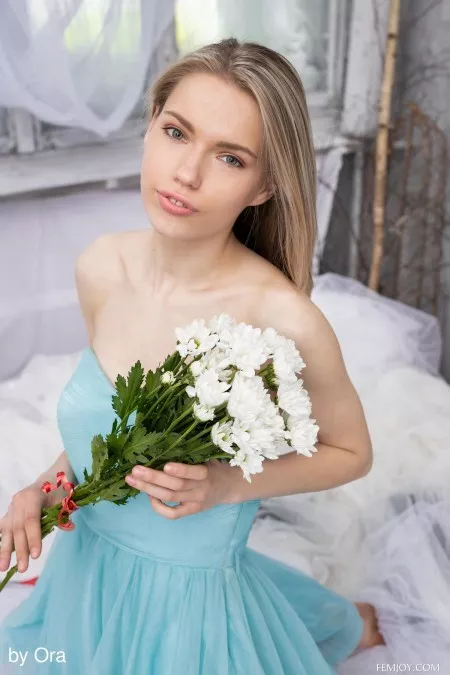 Улыбка невесты: эротическая фотосессия с цветами