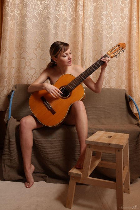 Лана Y: Улыбка и гитара