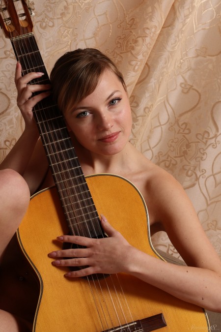 Лана Y: Улыбка и гитара