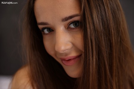 Чарующая Сибил в домашнем интерьере