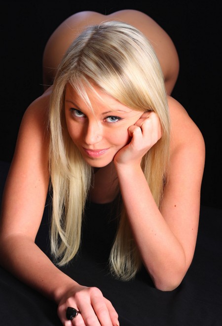 Соблазнительная Маша: эротическая фотосессия