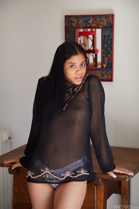 Молодая модель Карин Торрес: чувственная эротика