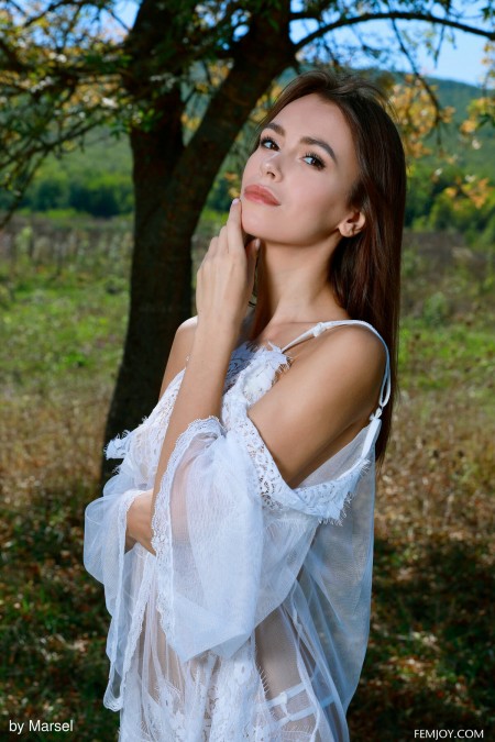 Сексуальная Алиса: Летняя Элегантность За Границей