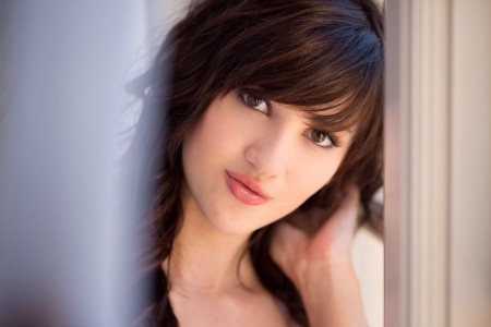 Элегантная Эллена у окна