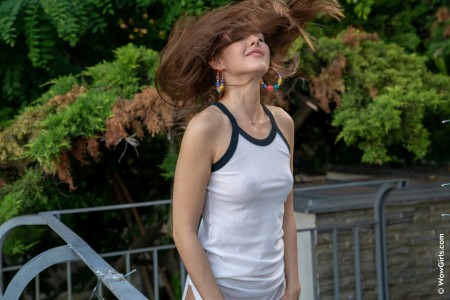 Веселая красотка в домашней обстановке