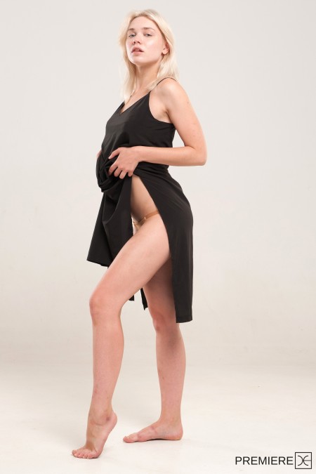 Блондинка в платье: взгляд чувственный