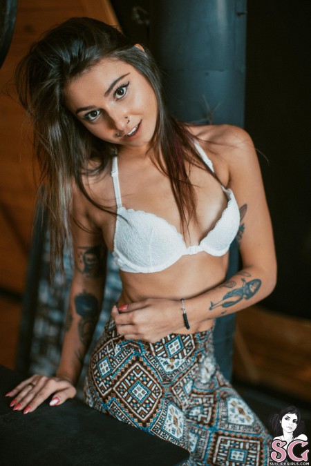 Катрина: Спортивная Модель с Татуировками