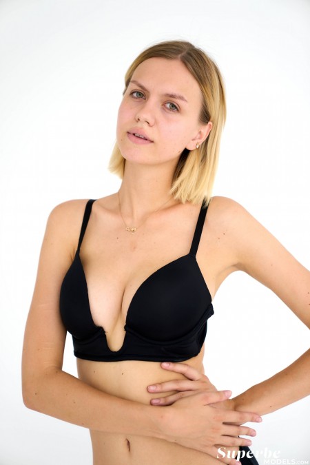 Сексуальная модель Лана: Улыбка в студии