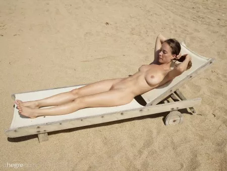 Солнечный отдых: эротическая фотосессия Натальи Немчиновой