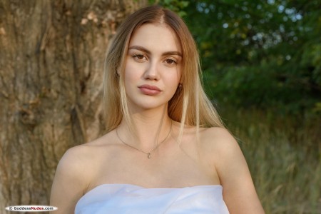 Сенсационная Ханна Линн на природе