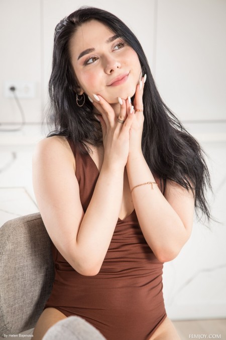 Изящная модель Анастасия в домашней обстановке