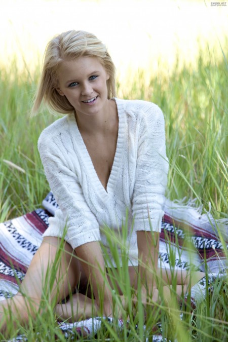 Счастливая Мари на природе