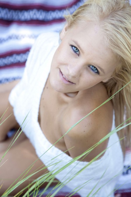 Счастливая Мари на природе