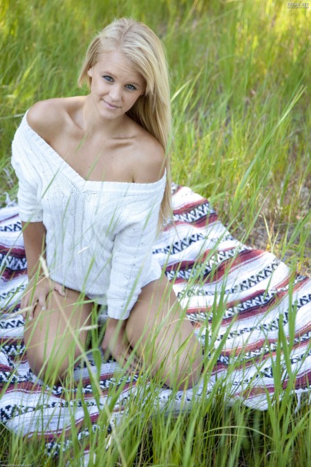 Счастливая Мари на природе