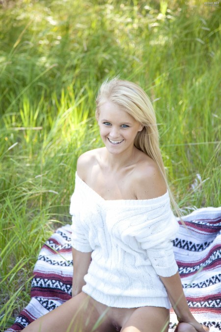 Счастливая Мари на природе