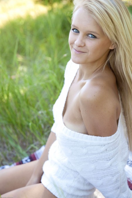 Счастливая Мари на природе