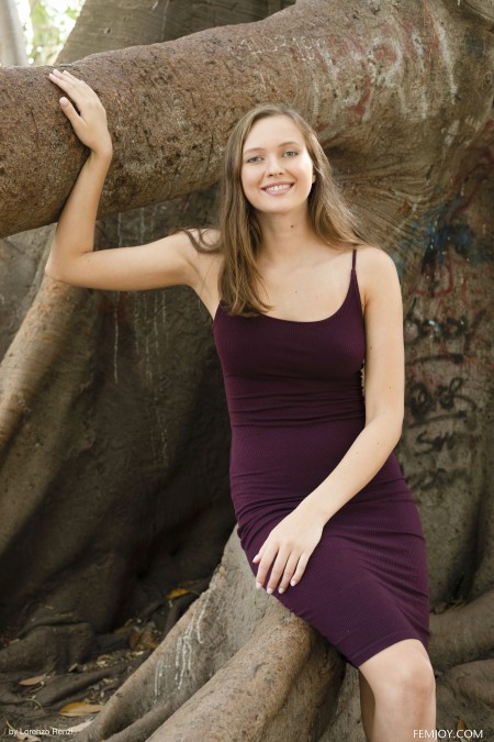 Смайлинг Стейси в летнем лесу