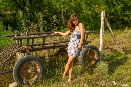 Счастливое лето: девушка Фумилла в сельской местности