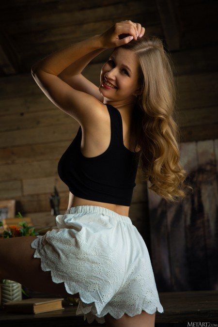 Молодая блондинка в эротической фотосессии