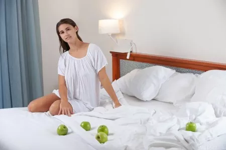 Нина в спальне: уютная эротика