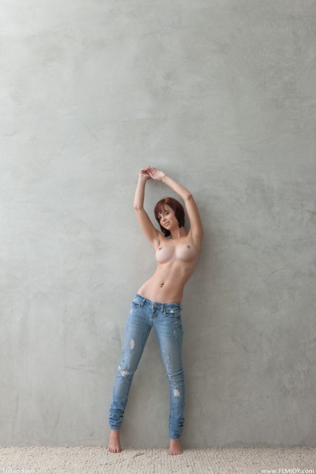 Элегантная красавица в джинсах