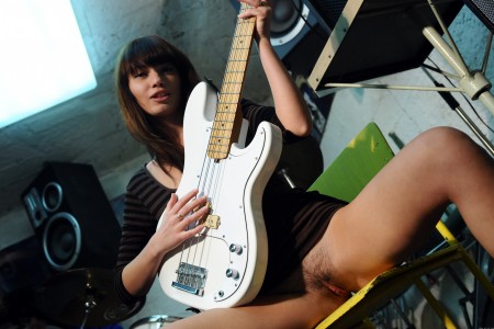 Дария Д: гитаристка в эротической фотосессии