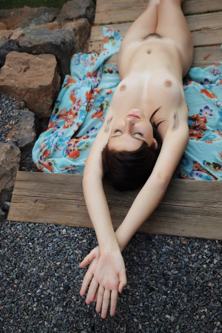 Сенсуальность и стиль: Флака А на природе