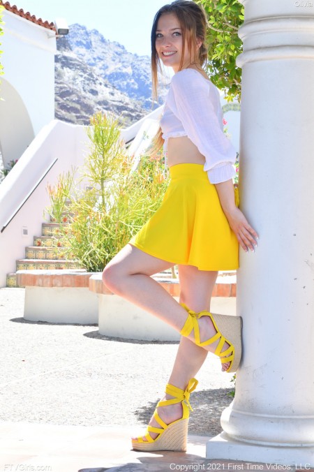 Веселая Оливия в лесной фотосессии