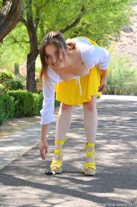 Веселая Оливия в лесной фотосессии