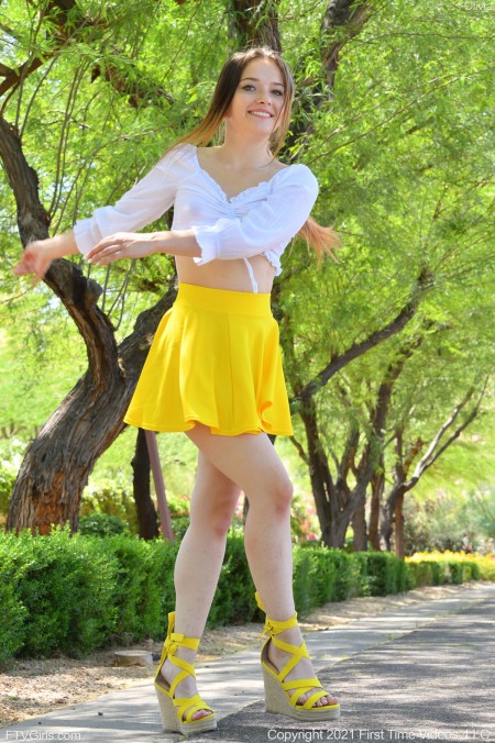 Веселая Оливия в лесной фотосессии